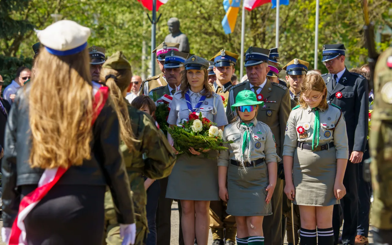 Galeria zdjęć z obchodów 235. rocznicy Konstytucji 3 Maja w Skierniewicach: msza święta, służby mundurowe oraz uroczyste złożenie kwiatów pod Pomnikiem Niepodległości na placu Jana Pawła II.
