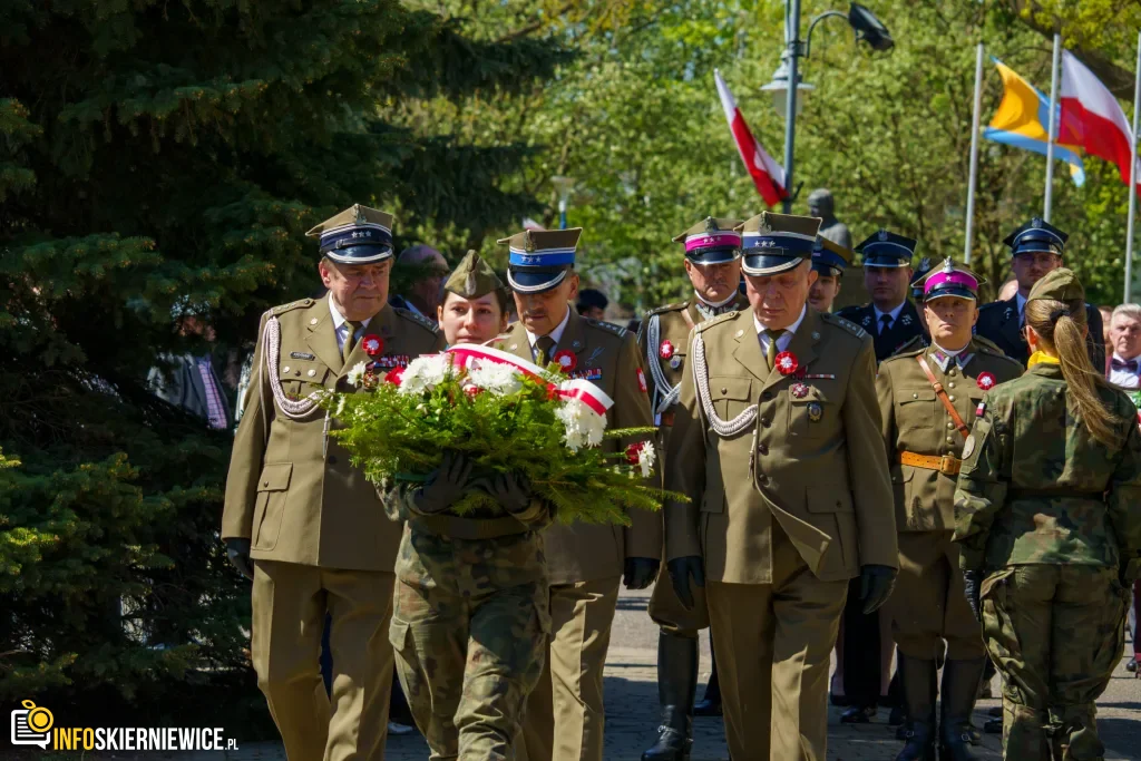 Skierniewice uczciły 235. rocznicę Konstytucji 3 Maja. Uroczystości pod Pomnikiem Niepodległości 6 Galeria zdjęć z obchodów 235. rocznicy Konstytucji 3 Maja w Skierniewicach: msza święta, służby mundurowe oraz uroczyste złożenie kwiatów pod Pomnikiem Niepodległości na placu Jana Pawła II.
