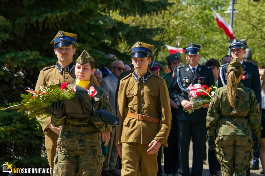 Galeria zdjęć z obchodów 235. rocznicy Konstytucji 3 Maja w Skierniewicach: msza święta, służby mundurowe oraz uroczyste złożenie kwiatów pod Pomnikiem Niepodległości na placu Jana Pawła II.