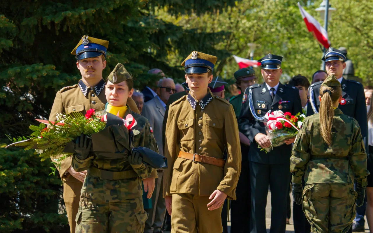 Galeria zdjęć z obchodów 235. rocznicy Konstytucji 3 Maja w Skierniewicach: msza święta, służby mundurowe oraz uroczyste złożenie kwiatów pod Pomnikiem Niepodległości na placu Jana Pawła II.