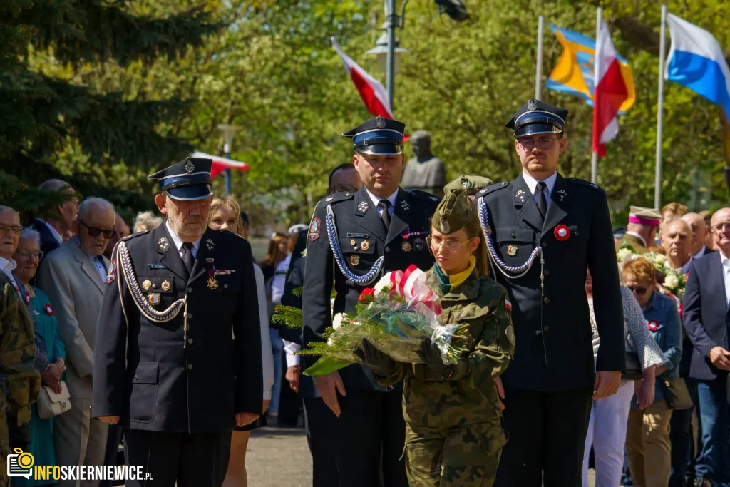 Galeria zdjęć z obchodów 235. rocznicy Konstytucji 3 Maja w Skierniewicach: msza święta, służby mundurowe oraz uroczyste złożenie kwiatów pod Pomnikiem Niepodległości na placu Jana Pawła II.
