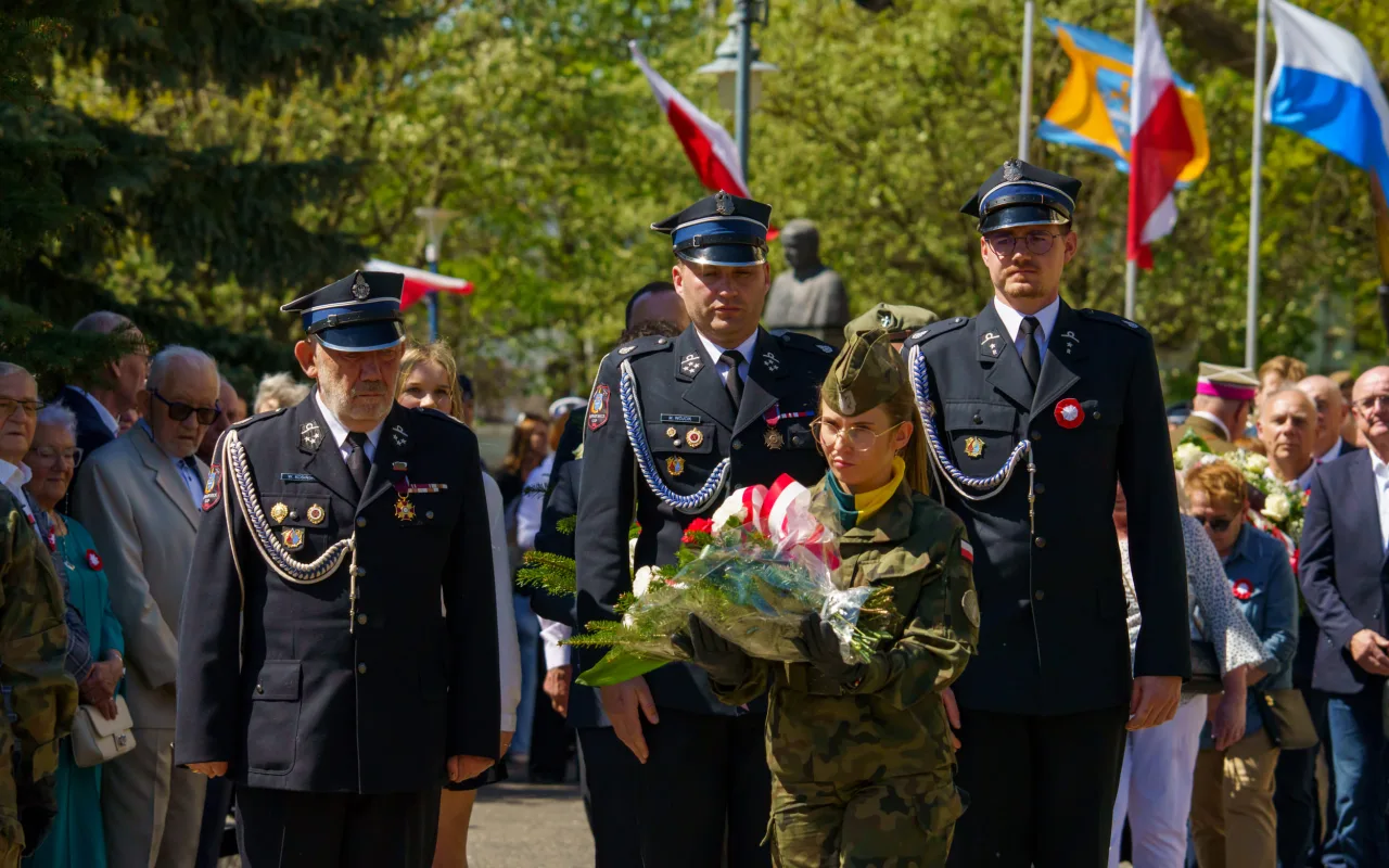 Galeria zdjęć z obchodów 235. rocznicy Konstytucji 3 Maja w Skierniewicach: msza święta, służby mundurowe oraz uroczyste złożenie kwiatów pod Pomnikiem Niepodległości na placu Jana Pawła II.