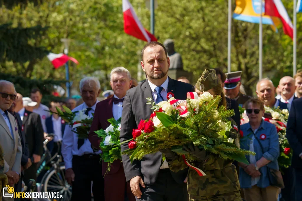Galeria zdjęć z obchodów 235. rocznicy Konstytucji 3 Maja w Skierniewicach: msza święta, służby mundurowe oraz uroczyste złożenie kwiatów pod Pomnikiem Niepodległości na placu Jana Pawła II.