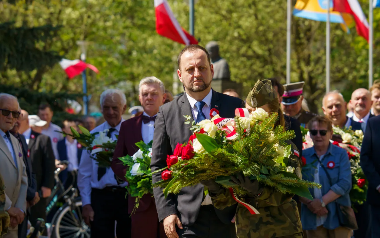 Galeria zdjęć z obchodów 235. rocznicy Konstytucji 3 Maja w Skierniewicach: msza święta, służby mundurowe oraz uroczyste złożenie kwiatów pod Pomnikiem Niepodległości na placu Jana Pawła II.