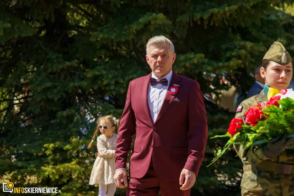 Galeria zdjęć z obchodów 235. rocznicy Konstytucji 3 Maja w Skierniewicach: msza święta, służby mundurowe oraz uroczyste złożenie kwiatów pod Pomnikiem Niepodległości na placu Jana Pawła II.