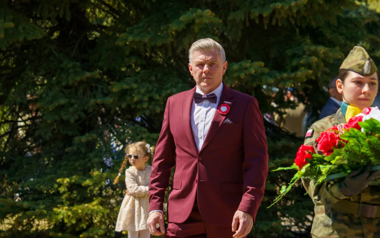 Galeria zdjęć z obchodów 235. rocznicy Konstytucji 3 Maja w Skierniewicach: msza święta, służby mundurowe oraz uroczyste złożenie kwiatów pod Pomnikiem Niepodległości na placu Jana Pawła II.