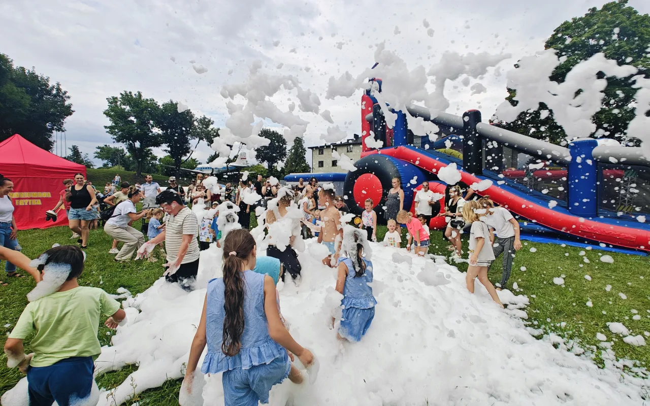 Giga Frajda zawita do Skierniewic. Dmuchany park rozrywki i darmowe piana party już w ten weekend!