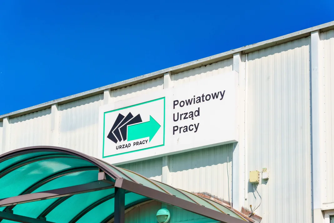 Szyld Powiatowego Urzędu Pracy w Skierniewicach na tle błękitnego nieba – nowe oferty pracy maj 2026.