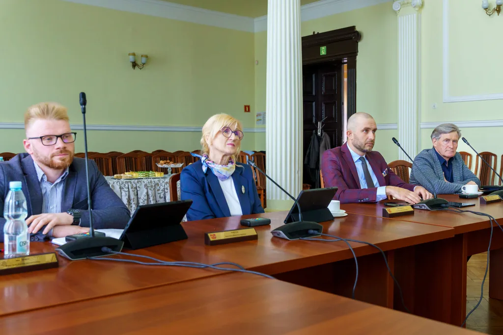 Widmo buntu w Lipcach Reymontowskich. Emocjonalna sesja o miliony i przyszłość Muzeum Reymonta 4 Rada Powiatu Skierniewickiego sesja 30 kwietnia 2026. Od prawej: Stanisław Lesiak, Michał Mikołajczyk, Halina Dziąg, Adam Gasiński. Radni w sali obrad siedzą przy drewnianym stole z mikrofonami, debatując o Muzeum Reymonta.