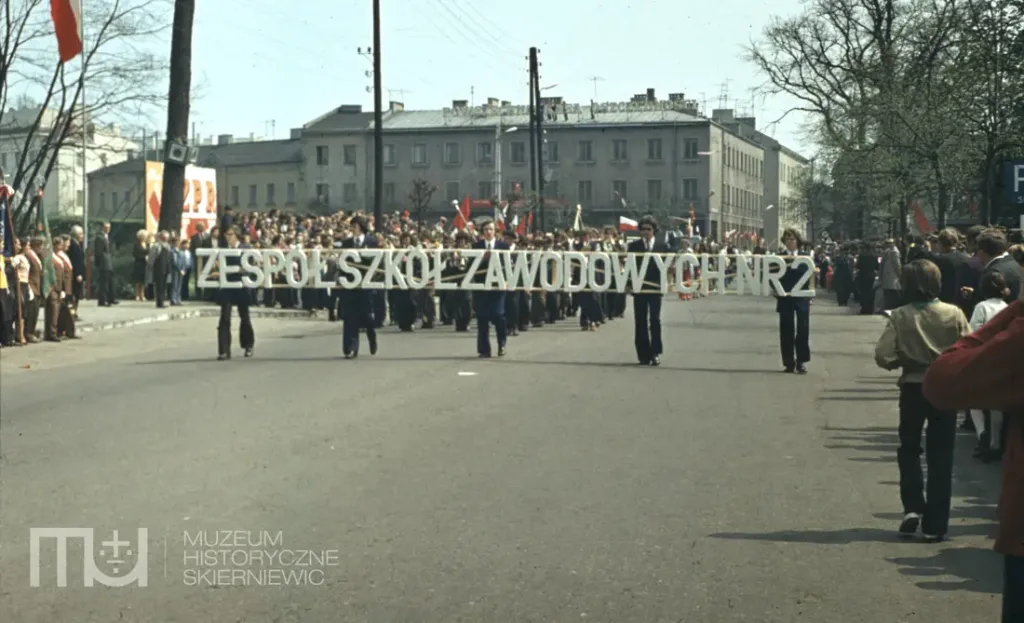 Skierniewice święto 1 maja na kolorowych zdjęciach unikalne kadry z lat siedemdziesiątych