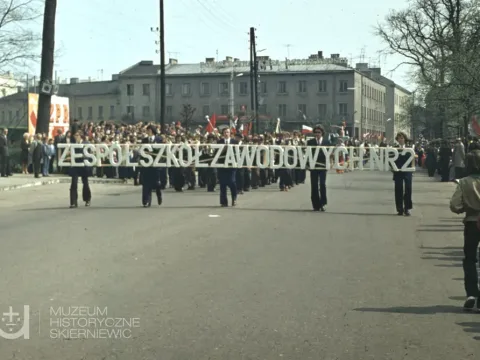 Skierniewice święto 1 maja na kolorowych zdjęciach unikalne kadry z lat siedemdziesiątych