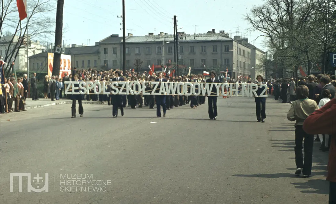 Skierniewice święto 1 maja na kolorowych zdjęciach unikalne kadry z lat siedemdziesiątych