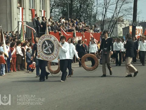 Skierniewice święto 1 maja na kolorowych zdjęciach unikalne kadry z lat siedemdziesiątych