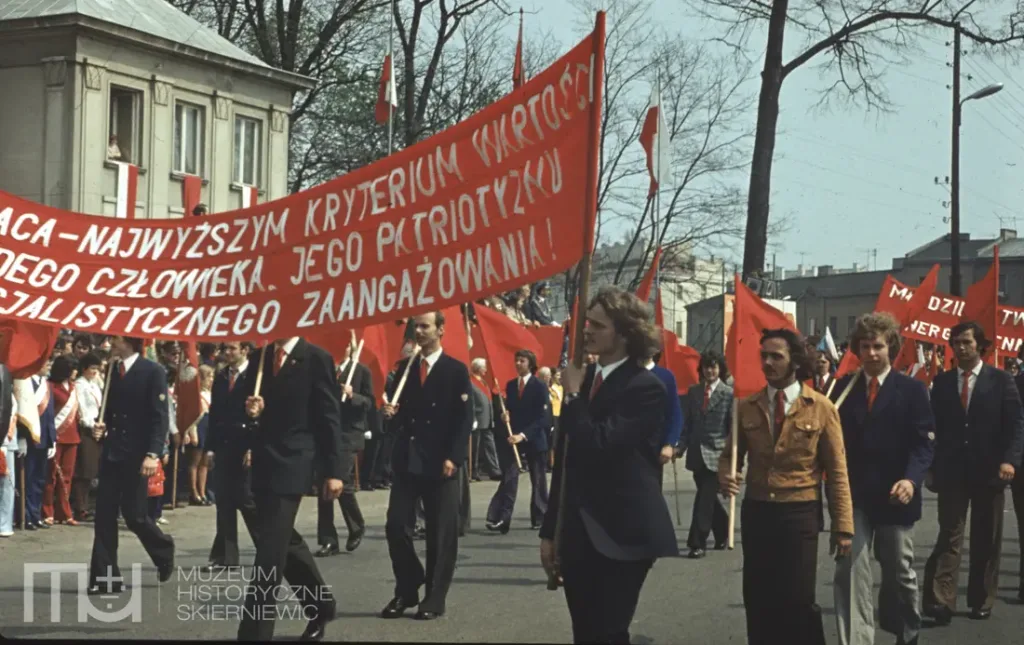 Skierniewice święto 1 maja na kolorowych zdjęciach unikalne kadry z lat siedemdziesiątych
