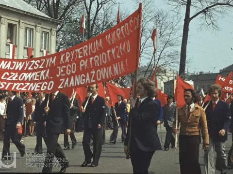 Skierniewice święto 1 maja na kolorowych zdjęciach unikalne kadry z lat siedemdziesiątych