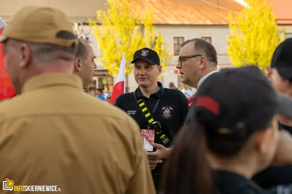Majówka w Skierniewicach: Tłumy mieszkańców i flaga o długości 475 metrów