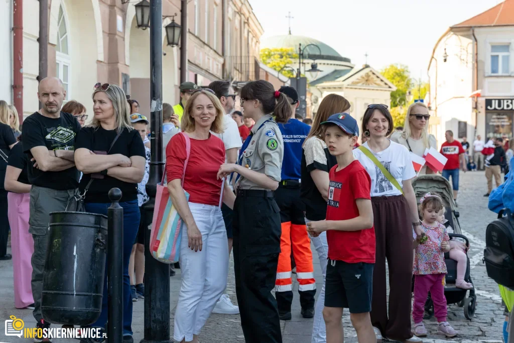 Majówka w Skierniewicach: Tłumy mieszkańców i flaga o długości 475 metrów