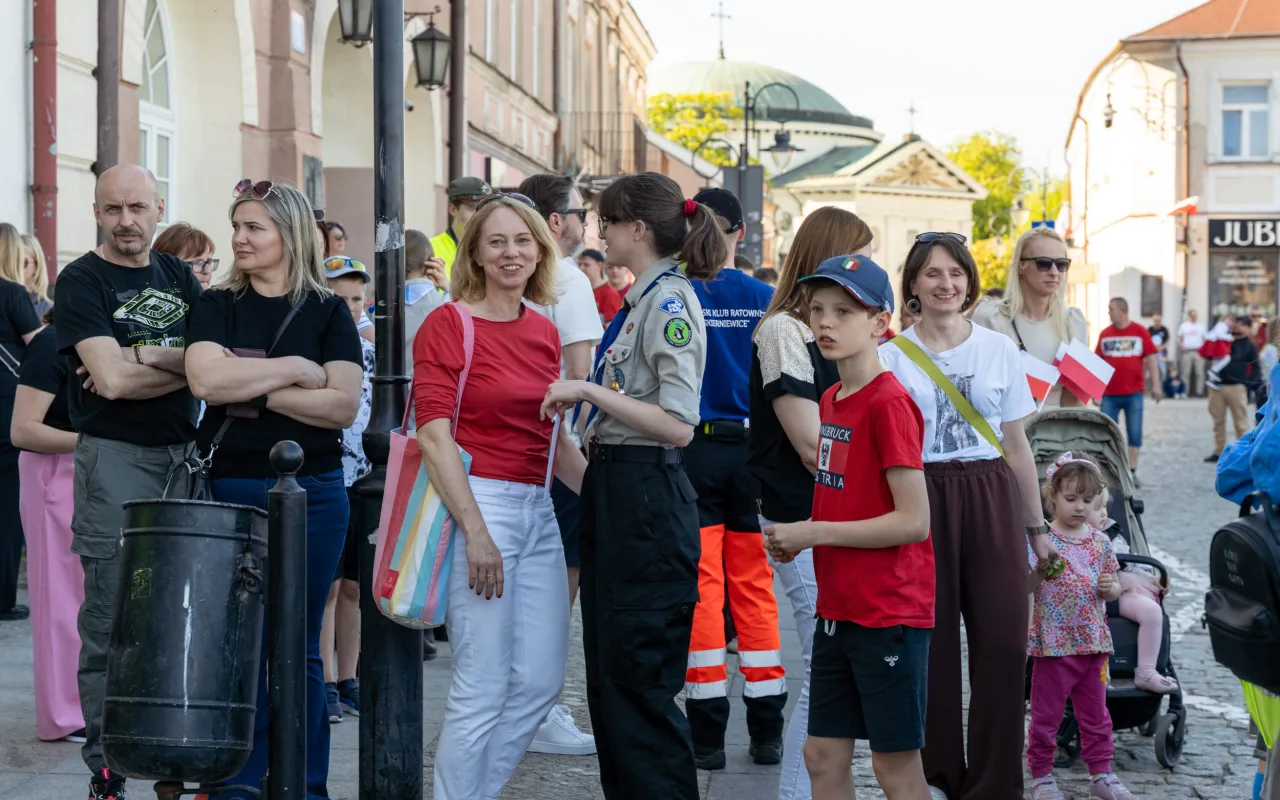 Majówka w Skierniewicach: Tłumy mieszkańców i flaga o długości 475 metrów
