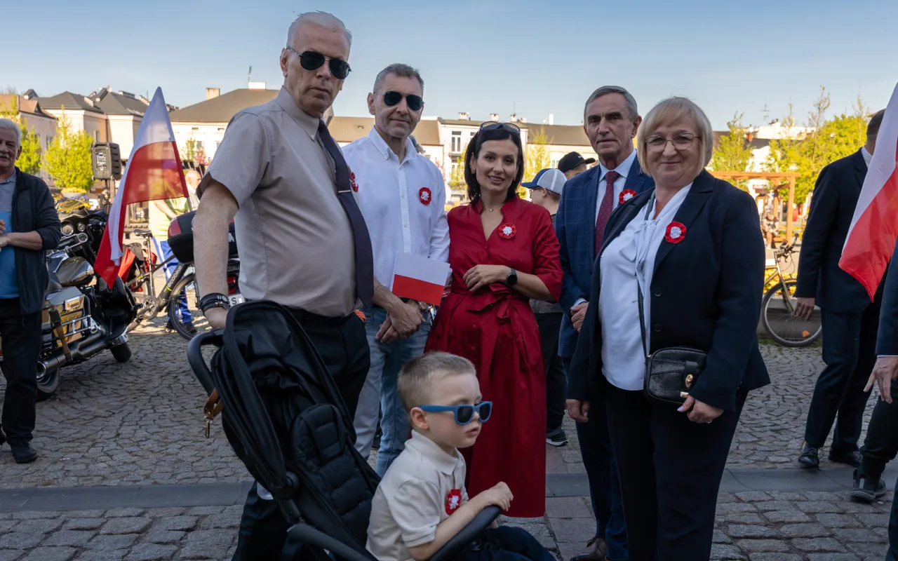 Majówka w Skierniewicach: Tłumy mieszkańców i flaga o długości 475 metrów