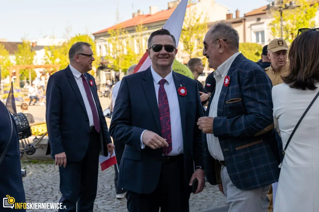 Skierniewice pobiły rekord. 475 metrów biało-czerwonej flagi na ulicach Święta Flagi 2026 1 Majówka w Skierniewicach: Tłumy mieszkańców i flaga o długości 475 metrów