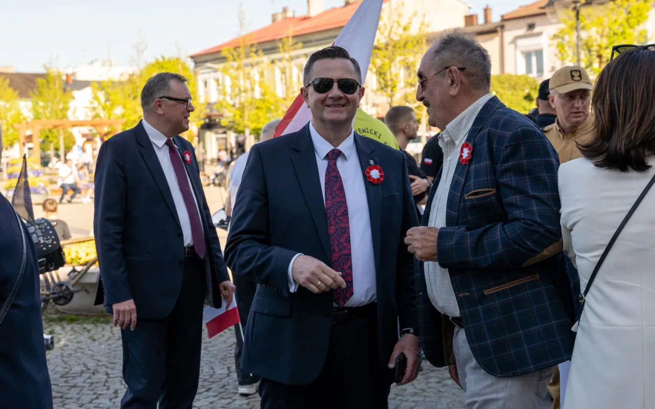 Majówka w Skierniewicach: Tłumy mieszkańców i flaga o długości 475 metrów