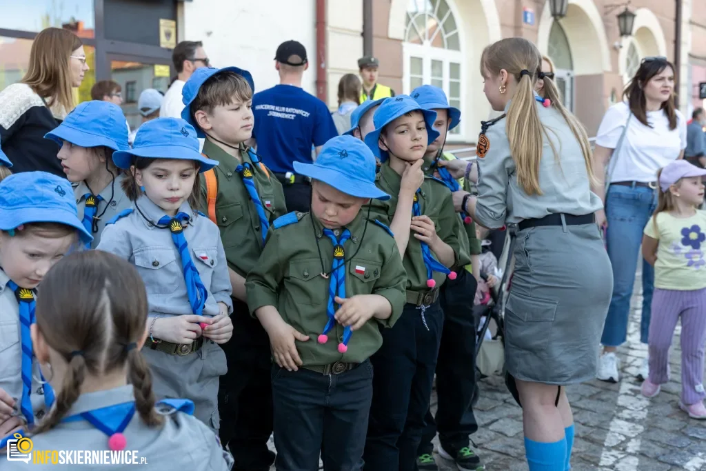 Skierniewice pobiły rekord. 475 metrów biało-czerwonej flagi na ulicach Święta Flagi 2026 1 Majówka w Skierniewicach: Tłumy mieszkańców i flaga o długości 475 metrów