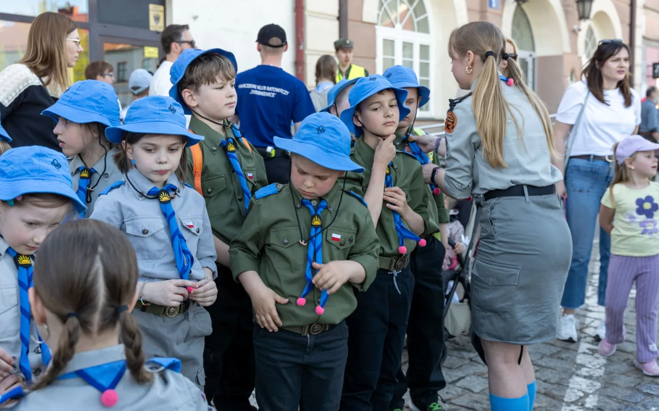 Majówka w Skierniewicach: Tłumy mieszkańców i flaga o długości 475 metrów