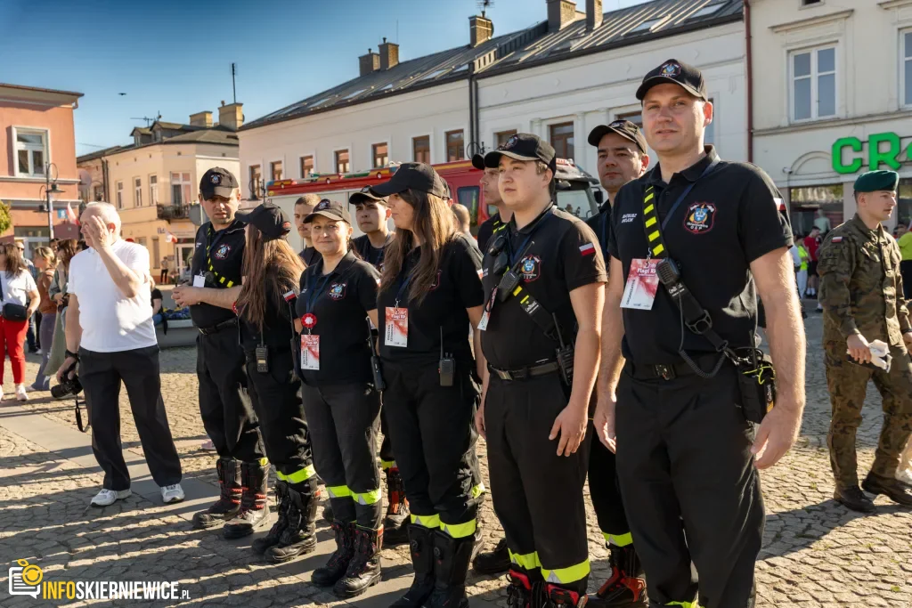 Skierniewice pobiły rekord. 475 metrów biało-czerwonej flagi na ulicach Święta Flagi 2026 5 Majówka w Skierniewicach: Tłumy mieszkańców i flaga o długości 475 metrów