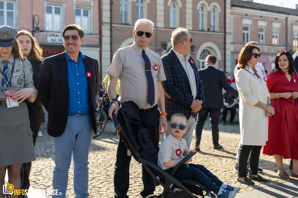 Skierniewice pobiły rekord. 475 metrów biało-czerwonej flagi na ulicach Święta Flagi 2026 1 Majówka w Skierniewicach: Tłumy mieszkańców i flaga o długości 475 metrów