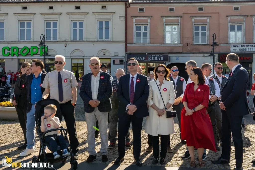 Skierniewice pobiły rekord. 475 metrów biało-czerwonej flagi na ulicach Święta Flagi 2026 1 Majówka w Skierniewicach: Tłumy mieszkańców i flaga o długości 475 metrów