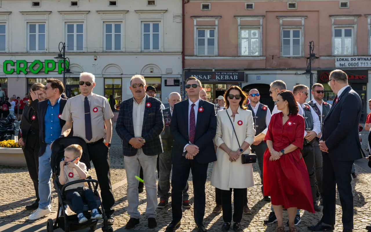 Majówka w Skierniewicach: Tłumy mieszkańców i flaga o długości 475 metrów