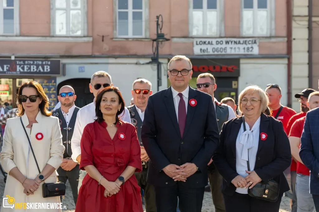 Majówka w Skierniewicach: Tłumy mieszkańców i flaga o długości 475 metrów