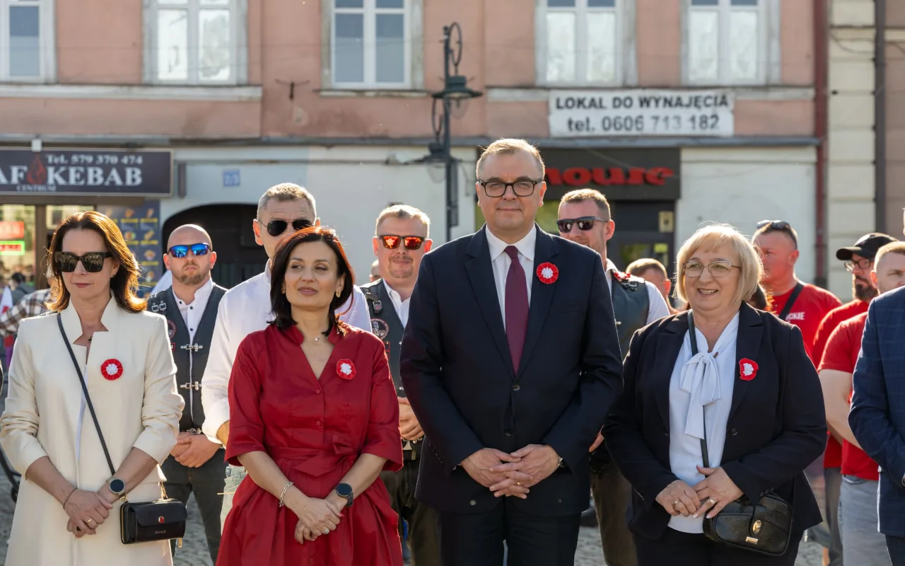 Majówka w Skierniewicach: Tłumy mieszkańców i flaga o długości 475 metrów