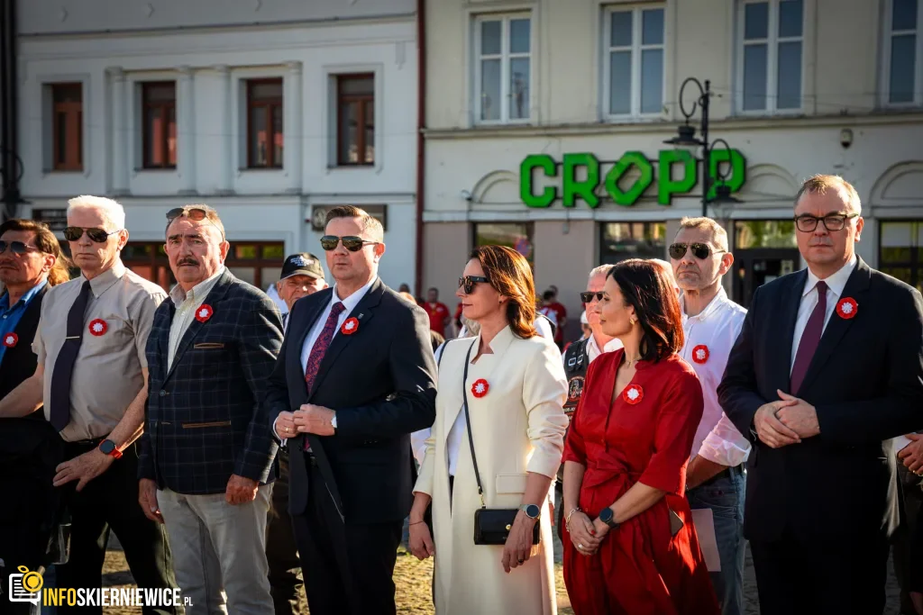 Skierniewice pobiły rekord. 475 metrów biało-czerwonej flagi na ulicach Święta Flagi 2026 1 Majówka w Skierniewicach: Tłumy mieszkańców i flaga o długości 475 metrów