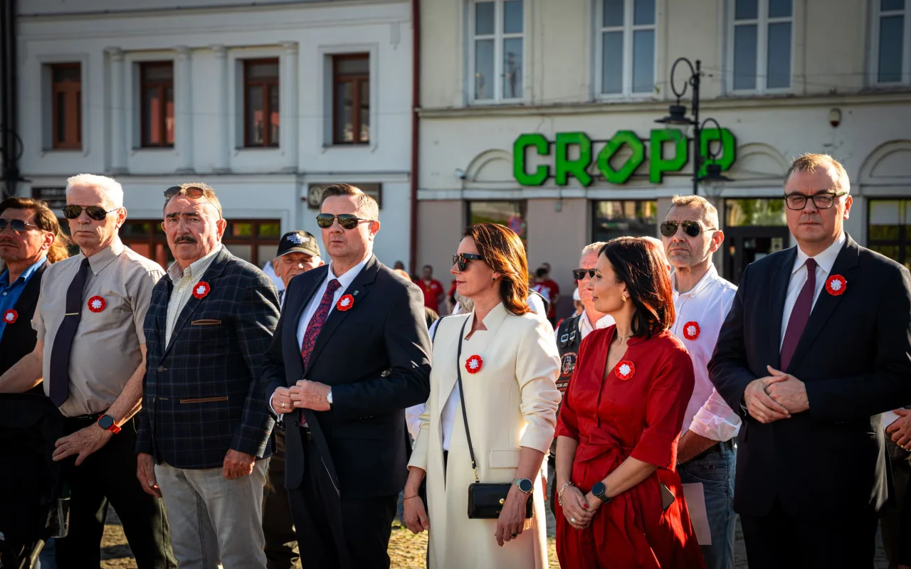 Majówka w Skierniewicach: Tłumy mieszkańców i flaga o długości 475 metrów