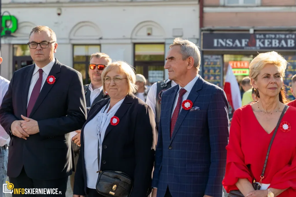 Skierniewice pobiły rekord. 475 metrów biało-czerwonej flagi na ulicach Święta Flagi 2026 1 Majówka w Skierniewicach: Tłumy mieszkańców i flaga o długości 475 metrów