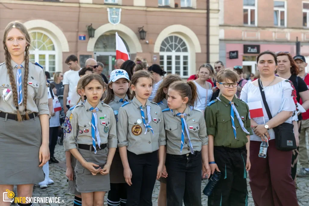 Skierniewice pobiły rekord. 475 metrów biało-czerwonej flagi na ulicach Święta Flagi 2026 1 Majówka w Skierniewicach: Tłumy mieszkańców i flaga o długości 475 metrów
