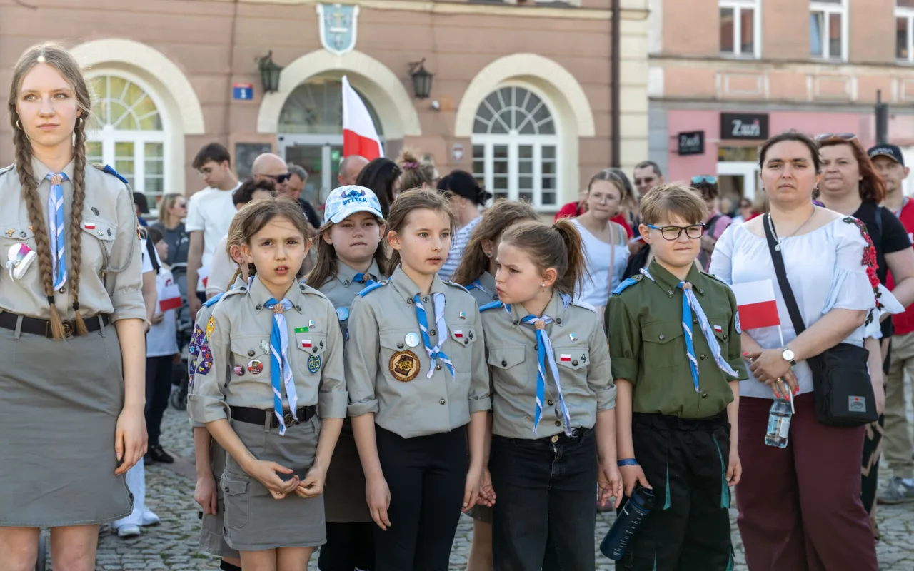 Majówka w Skierniewicach: Tłumy mieszkańców i flaga o długości 475 metrów