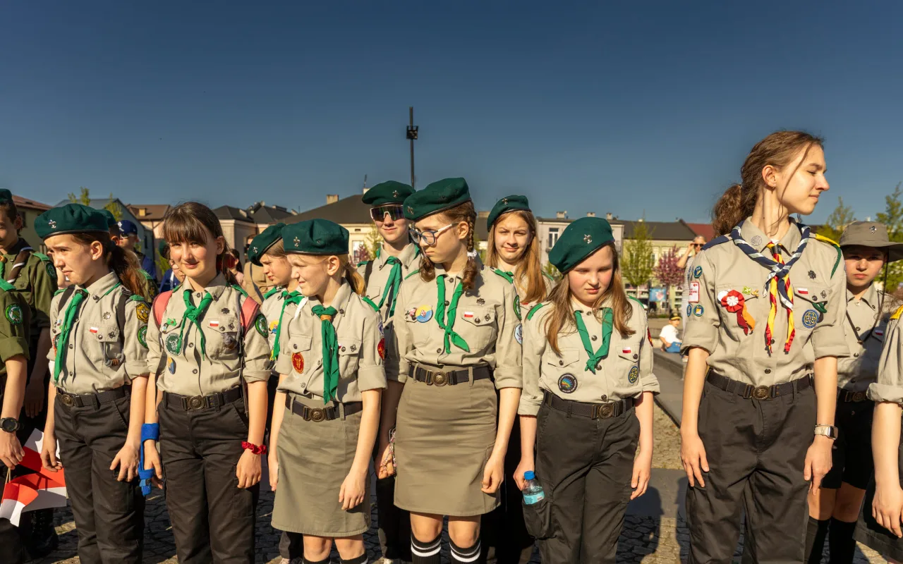Skierniewice pobiły rekord. 475 metrów biało-czerwonej flagi na ulicach Święta Flagi 2026 — zdjęcie 38 z 70