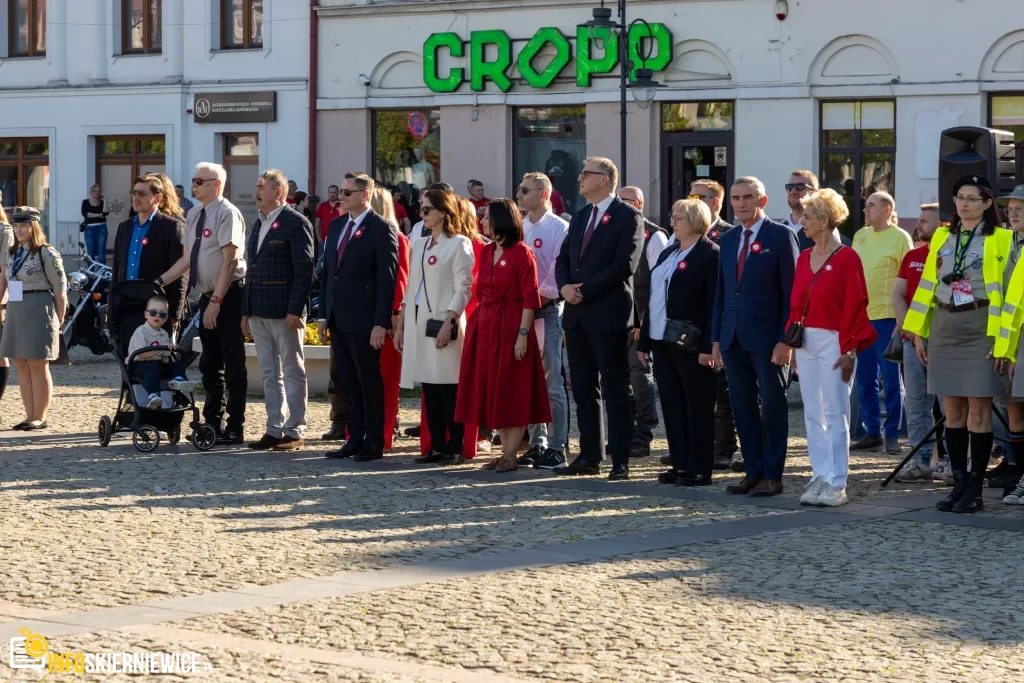 Skierniewice pobiły rekord. 475 metrów biało-czerwonej flagi na ulicach Święta Flagi 2026 1 Majówka w Skierniewicach: Tłumy mieszkańców i flaga o długości 475 metrów