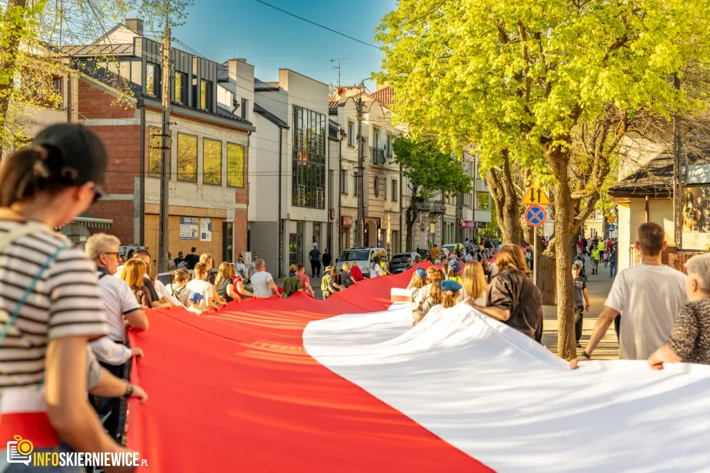 Majówka w Skierniewicach: Tłumy mieszkańców i flaga o długości 475 metrów