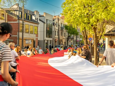 Majówka w Skierniewicach: Tłumy mieszkańców i flaga o długości 475 metrów