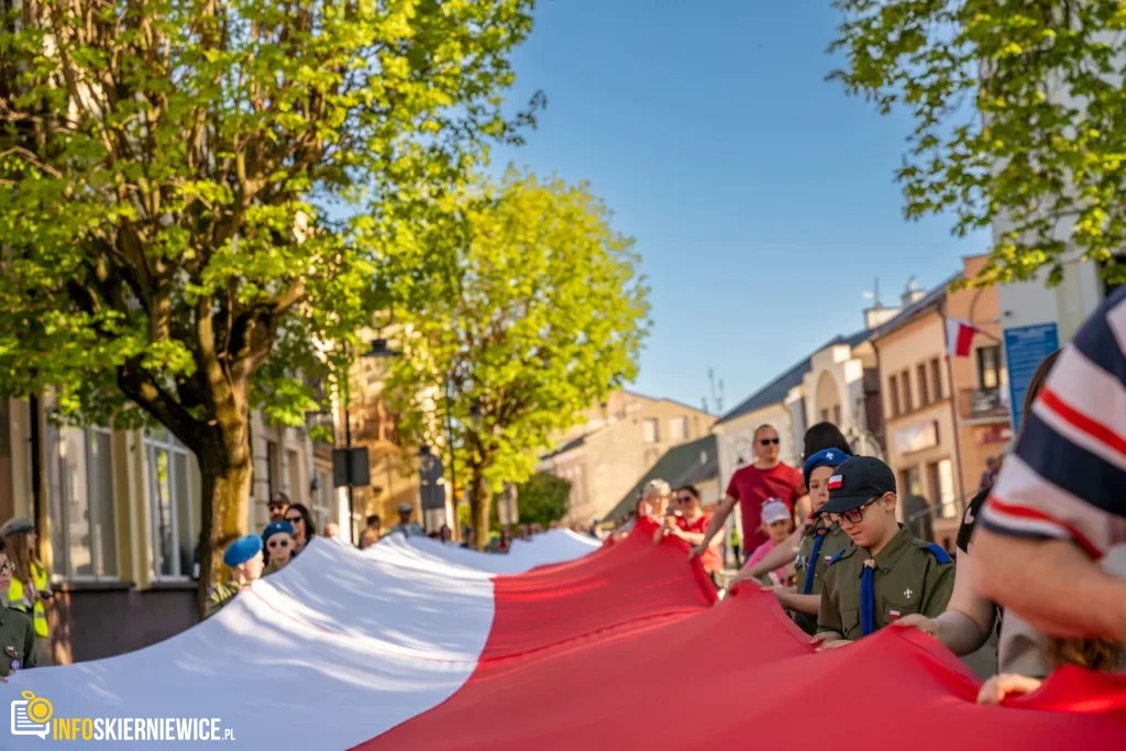 Majówka w Skierniewicach: Tłumy mieszkańców i flaga o długości 475 metrów