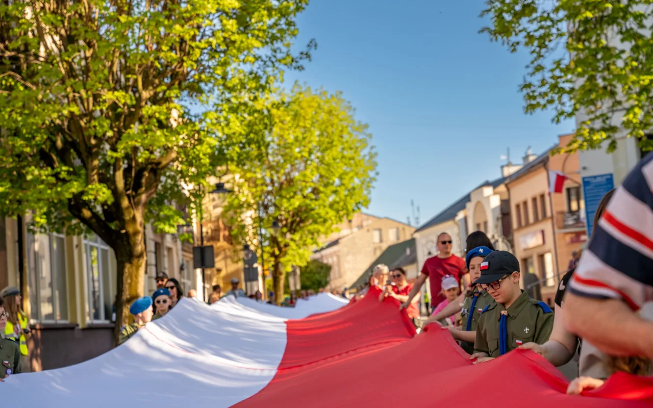Majówka w Skierniewicach: Tłumy mieszkańców i flaga o długości 475 metrów