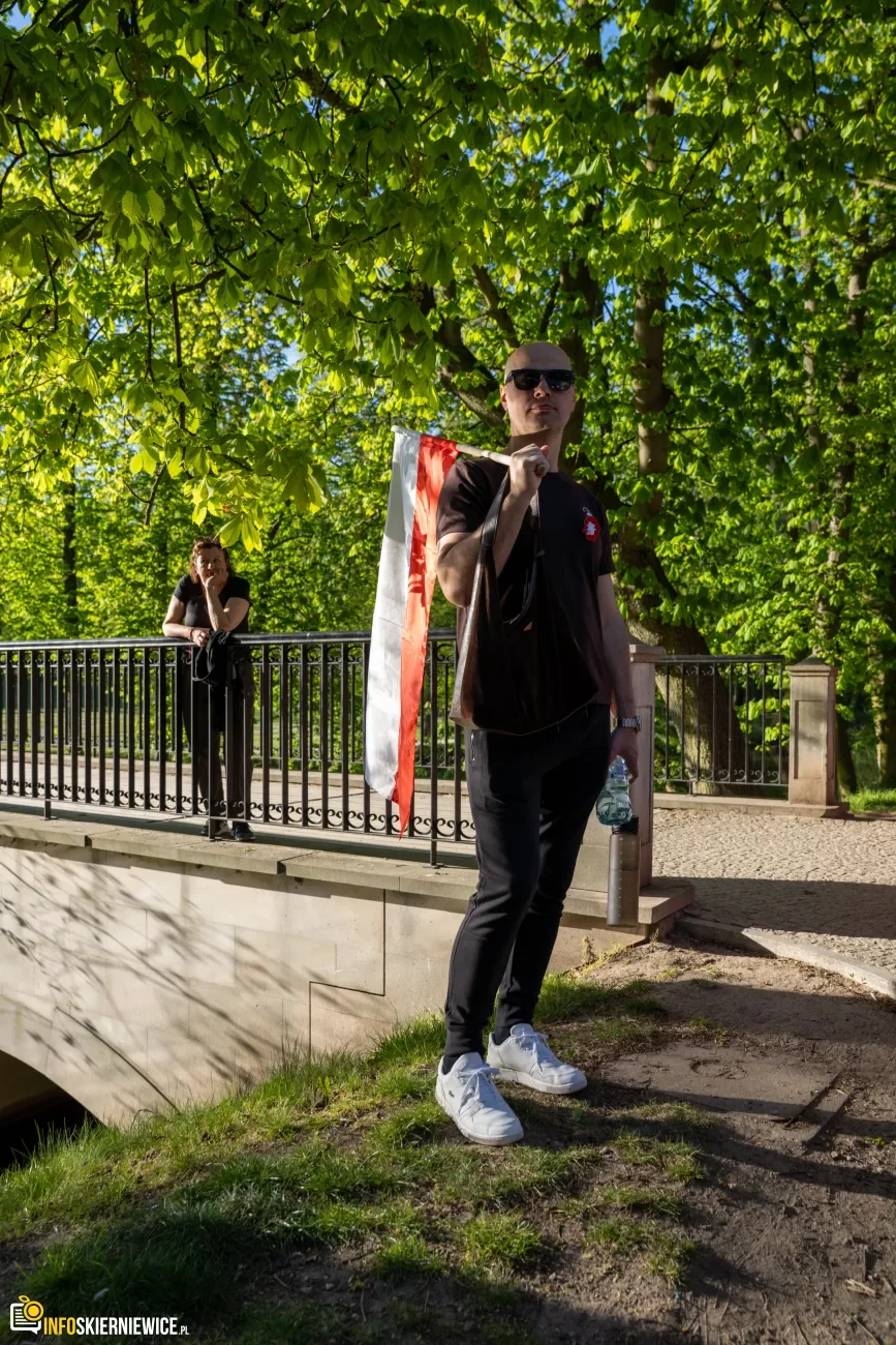Skierniewice pobiły rekord. 475 metrów biało-czerwonej flagi na ulicach Święta Flagi 2026 1 Majówka w Skierniewicach: Tłumy mieszkańców i flaga o długości 475 metrów