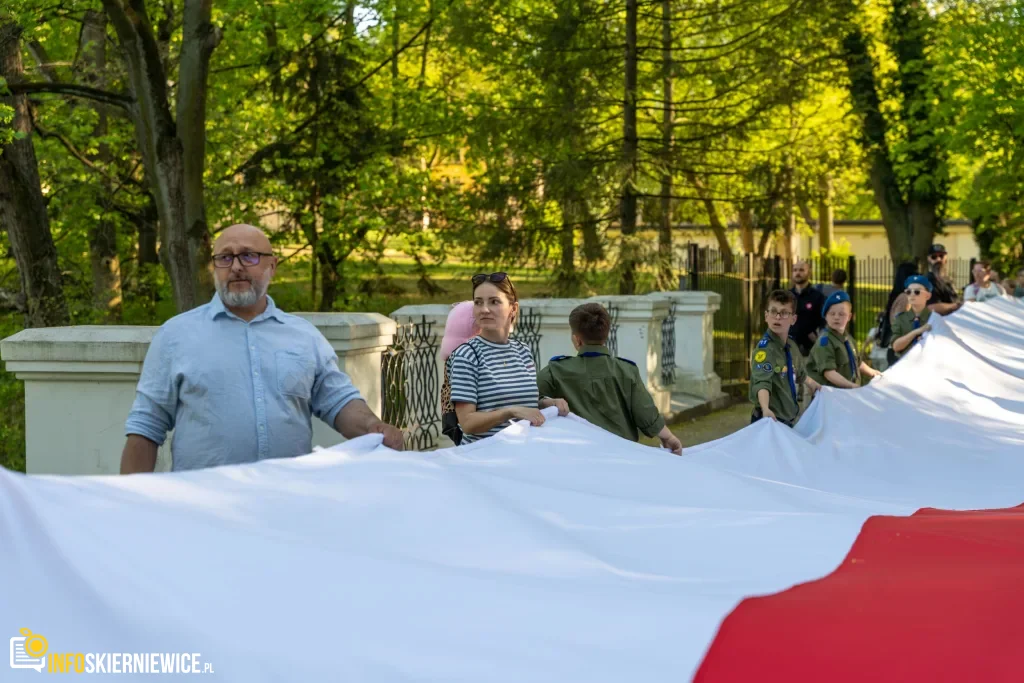 Skierniewice pobiły rekord. 475 metrów biało-czerwonej flagi na ulicach Święta Flagi 2026 1 Majówka w Skierniewicach: Tłumy mieszkańców i flaga o długości 475 metrów