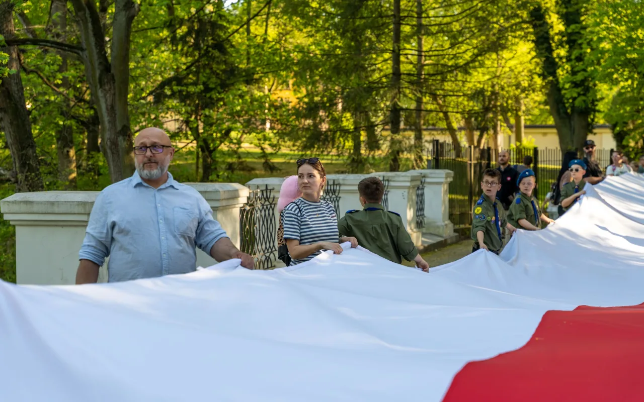 Majówka w Skierniewicach: Tłumy mieszkańców i flaga o długości 475 metrów