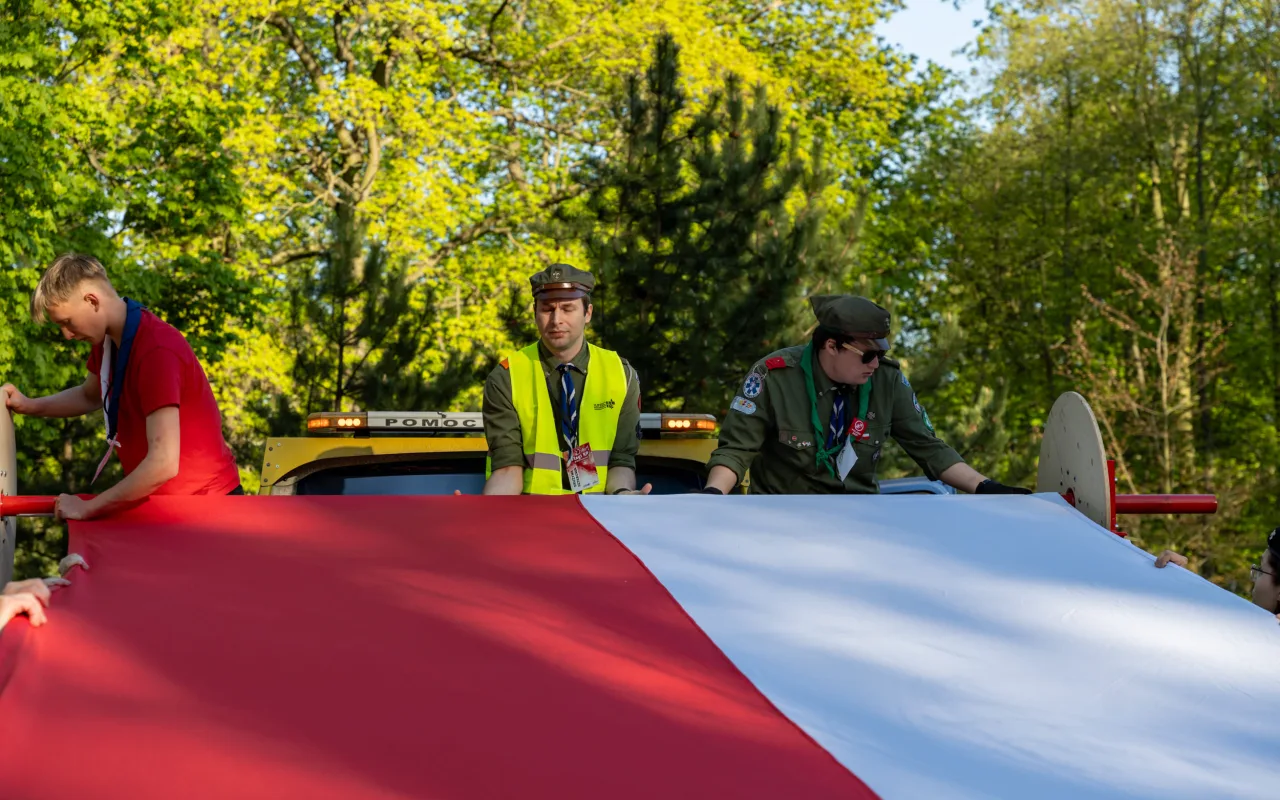 Majówka w Skierniewicach: Tłumy mieszkańców i flaga o długości 475 metrów