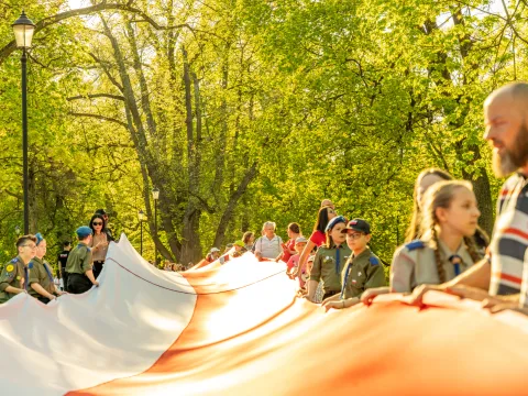 Majówka w Skierniewicach: Tłumy mieszkańców i flaga o długości 475 metrów