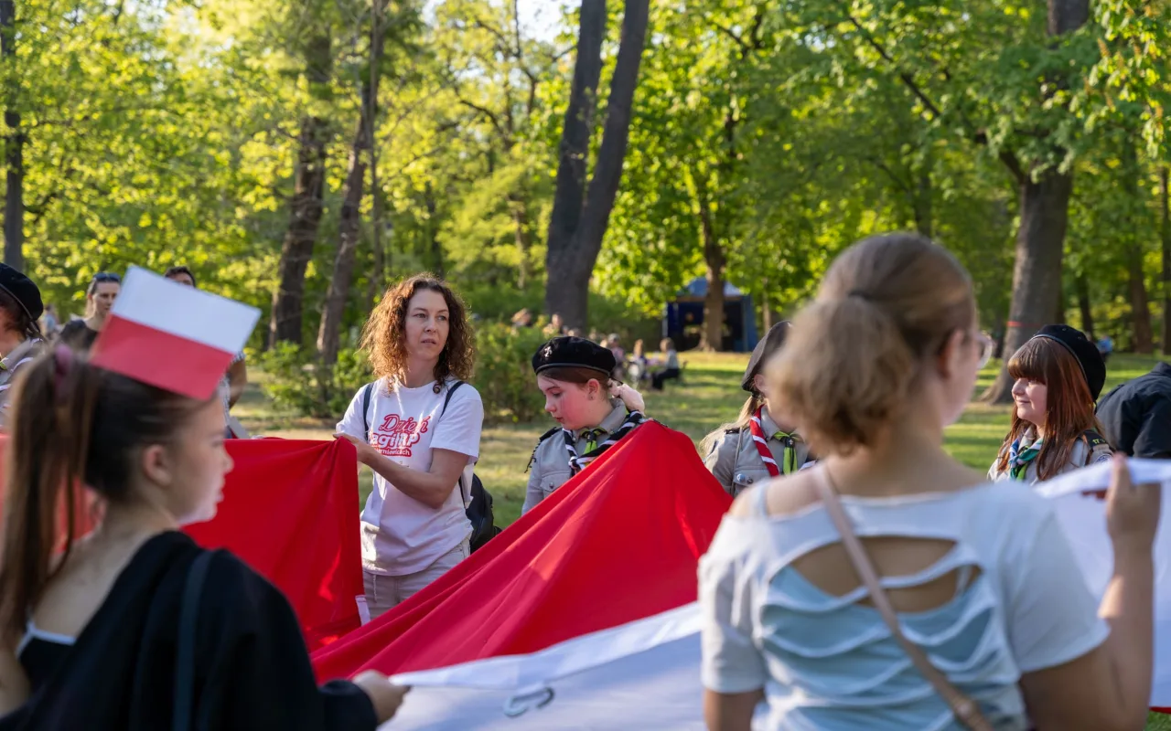 Majówka w Skierniewicach: Tłumy mieszkańców i flaga o długości 475 metrów
